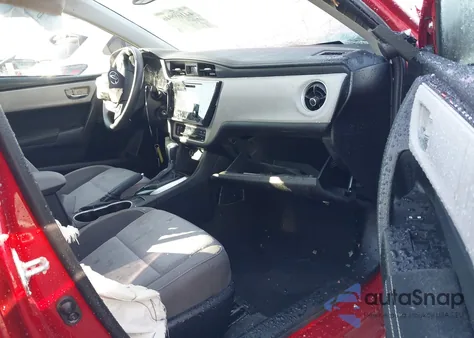 2018 Toyota Corolla Le z USA, uszkodzony, nr VIN 5YFBURHE7JP820620